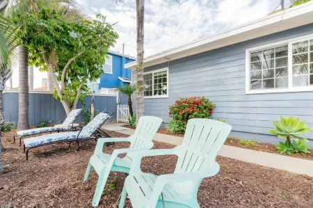 Private Front Yard and Close to Beach - Charming Coastal Retreat Отели рядом с достопримечательностью «Мишен Бич»