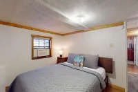 Beautiful cabin in quiet location with lake views, firepit, grill, washer/dryer 一號鎮區住宿飯店