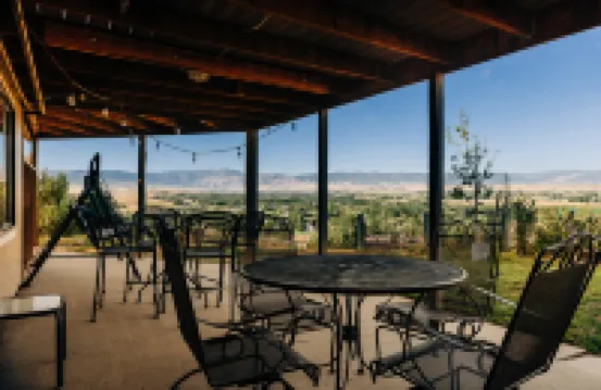 Panoramic Views and Cozy Living Space - Stunning Mountain Haven