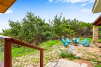 Charming Hideaway with Amazing Views and Cozy Decor - Inviting Retreat
