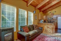 Peek of Mt Hood and Private Enclosed Yard - Charming Cozy Retreat