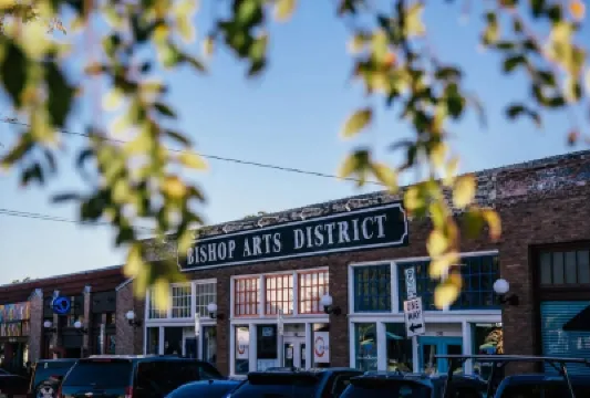 Charming Oasis with Spacious Yard - Elegant Retreat in Bishop Arts のホテル