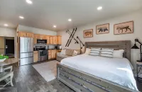 Modern Kitchen and Year-Round Hot Tub - Spacious Charming Retreat