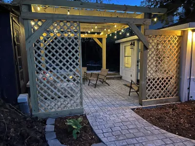 Adorable 2-bedroom home, 2 min walk to lake, restaurants, shops.Near SB Dunes