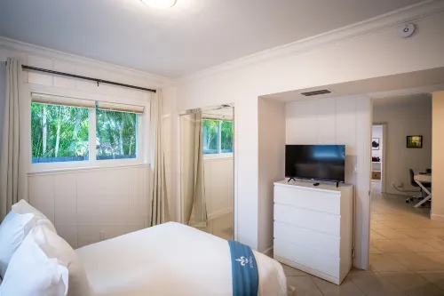 Chic Retreat - Steps to Dining, WiFi, Newly Redesigned Hotels in Wilton Manors
