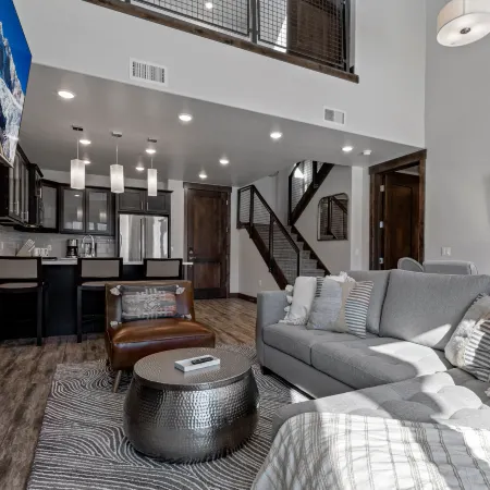 Blackstone Luxury 3 Br on Golf Course, Outdoor Swimming Pool and Clubhouse, Walk to Hiking Trails