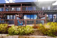 Dog-friendly Newpark townhome w/ private hot tub, washer/dryer, & central AC Hotel a Snyderville