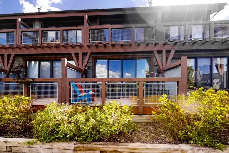 Dog-friendly Newpark townhome w/ private hot tub, washer/dryer, & central AC Отели в г. Снайдервилл