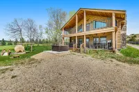 Classic home w/loft, private hot tub, 2 fireplaces, gas grill, W/D, large deck Hotels near Full Throttle Saloon