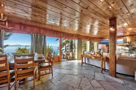 Lakeshore Experience and Entertaining Deck - Stunning Luxury Retreat