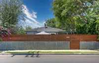 Stunning Venice Hideaway with Private Deck & Yard! Minutes to everything! Hotel dekat Venice Canals Walkway