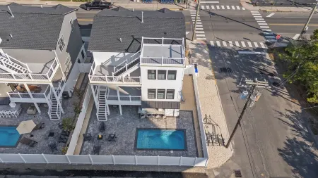 NEW 5-bedroom house 7 Houses to beach w/Elevator, Pool, Outdoor Kitchen&Fire Pit