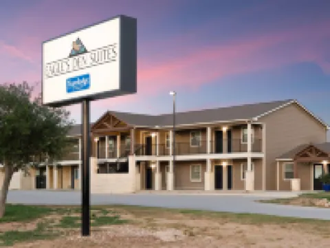 Eagle's Den Suites Carrizo Springs a Travelodge by Wyndham Hotels in Dimmit County
