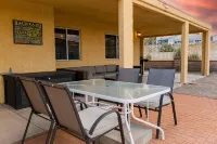 "Lake Lounge" w/Pool & Spa 5 mins from Lake Mohave