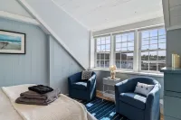2BR/2BA Harborside Home · Fenced Backyard · Ocean View ·Walk to Rocky Neck+Beach