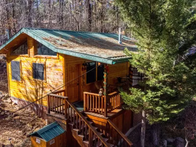 Romantic Cabin | Fireplace & River Sounds | Hiking 鄰近Lotions and Potions的酒店