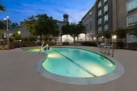 La Quinta Inn & Suites by Wyndham Houston Bush IAH South - Pools