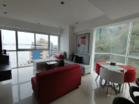 Luxury Suites Riverfront GYE Hotel a 