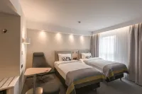 Holiday Inn Express Wuppertal - Hauptbahnhof Hotels near Engels Denkmal 'Die starke Linke'