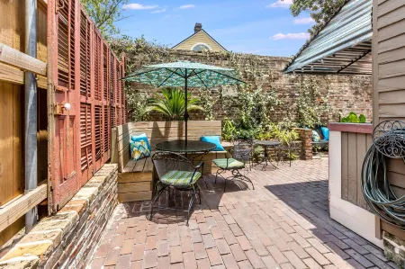 Royal Barracks Guest House Отели рядом с достопримечательностью «The Sydney and Walda Besthoff Sculpture Garden at NOMA»