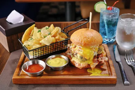 The Monaco Hotel Taytay Отели в г. Тейтей