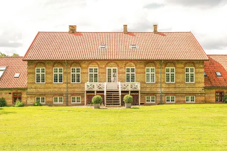 Lundsgaard Gods Badehotel Отели в г. Кертеминне