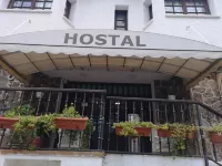 Hostal Asador Julian Hotel dekat Casa Palacio de Manuel Godoy