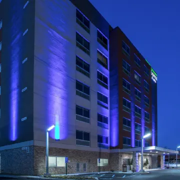 Holiday Inn Express & Suites JERSEY CITY NORTH - HOBOKEN by IHG Отели рядом с достопримечательностью «Станция PATH Newport»