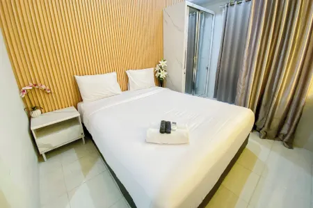 Nice and Cozy Studio at Amartha View Apartment Отели в г. Ngaliyan