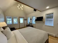 Cozy Cabin Centrally Located Close to Walking Trails and Beaches!