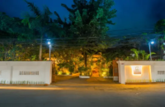 Indra Porak Residence Hotel Hotels near Wat Chowk