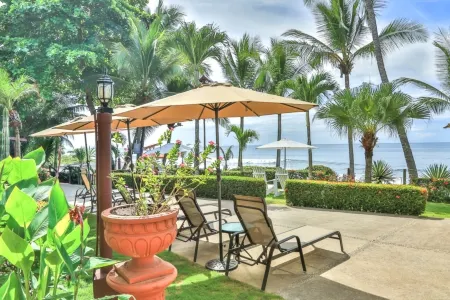 The Backyard Beachfront Hotel Отели в г. Хако