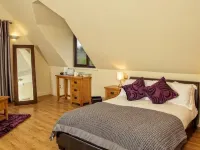 Canada Lodge and Lake Hotels in Pentyrch
