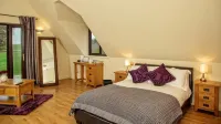 Canada Lodge and Lake Hotels in Gwaelod-y-garth