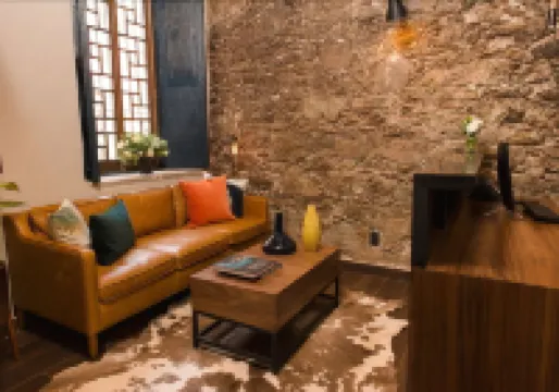 Antigua Trece Hotel Fusión