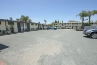 Pioneer Station Motor Inn - parking