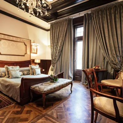 فندق سكالا البوتيكي Hotels near جامعة رومانا
