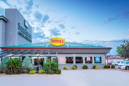 Sandman Hotel & Suites Regina Отели рядом с достопримечательностью «Университет Реджайна»