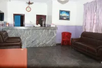 L & L Executive Hotels and Suites - Kolam Renang