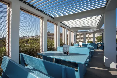 Hillside Studios & Apartments