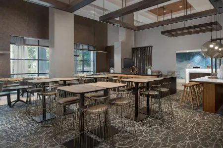 SpringHill Suites Atlanta Perimeter Center Отели рядом с достопримечательностью «Azalea Park Boardwalk, Roswell»