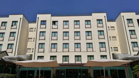 Hotel Dante Family Spa Resort Отели рядом с достопримечательностью «Bagno Jolly 79»