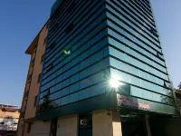 West Plaza Hotel Hotéis próximos à(ao) Palácio Cotroceni (Palatul Cotroceni)