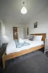 Private on Suites- Private Bathroom Every Room-1 Bus to Heathrow Airport - Parkering