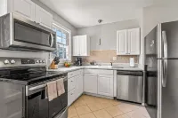 East Hill Retreat Near Beaches & Downtown