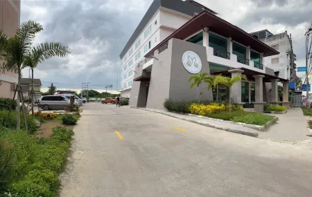 Mayflower Grande Suite Hotel Отели рядом с достопримечательностью «Wat Phra Si Rattana Mahathat»