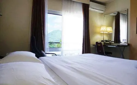 Jhoanie Hotel Отели в г. Mandolang