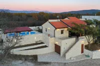Stone House Captivating Villa in Pridraga, Zadar فنادق في 