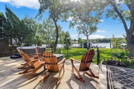 Relax, Play, Repeat! 5 Star Lakefront Retreat - Hot Tub, Dock, Cabana, Game Room