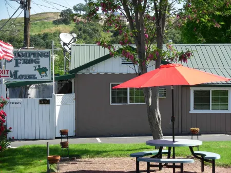 Jumping Frog Motel Отели рядом с достопримечательностью «Calaveras County Museum and Historical Society»